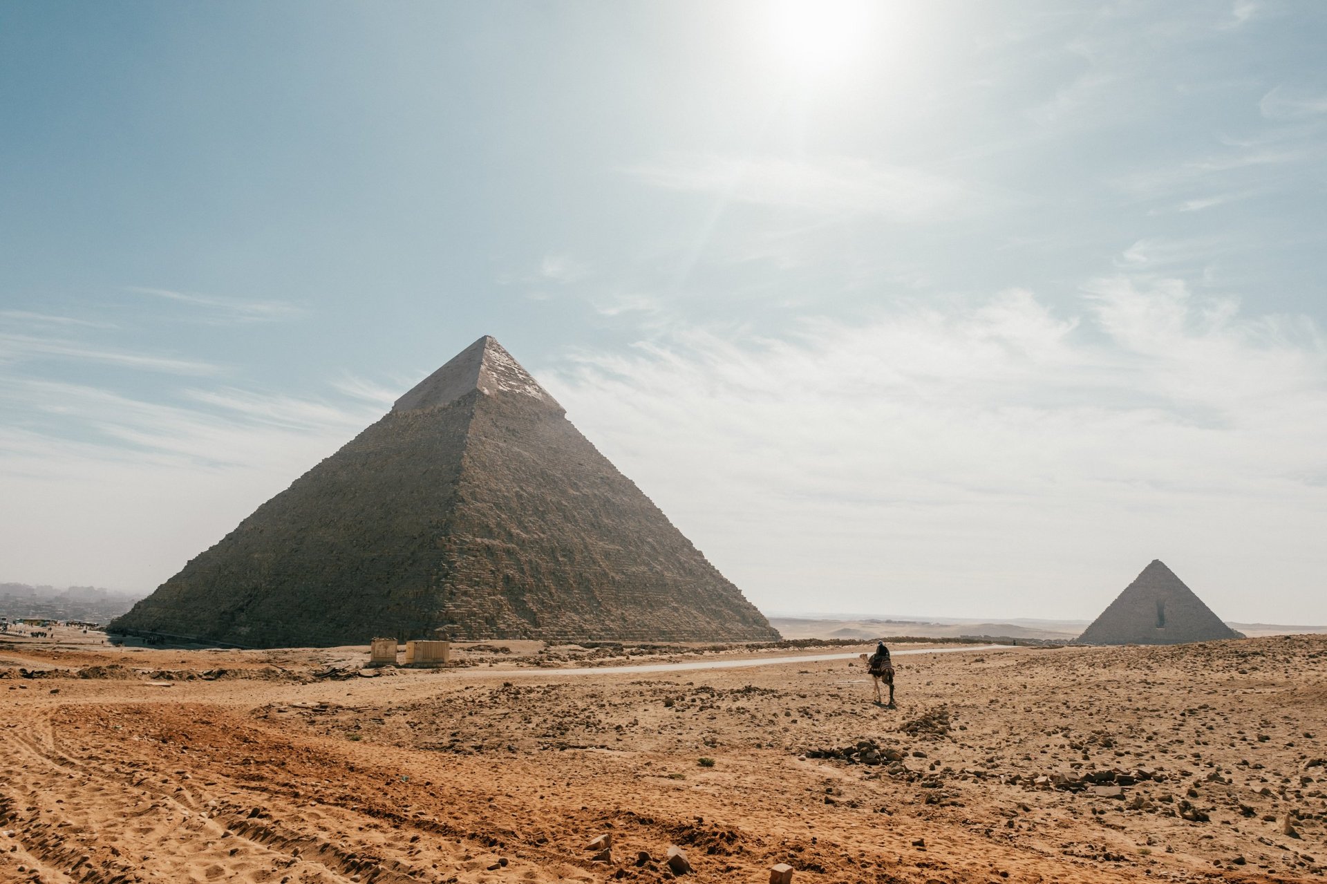 Pirámides de Giza bajo el cielo estrellado